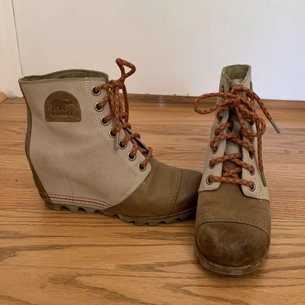 Gently worn Sorel Wedge Booties! Great treads for winter! - Picture 3 of 5
